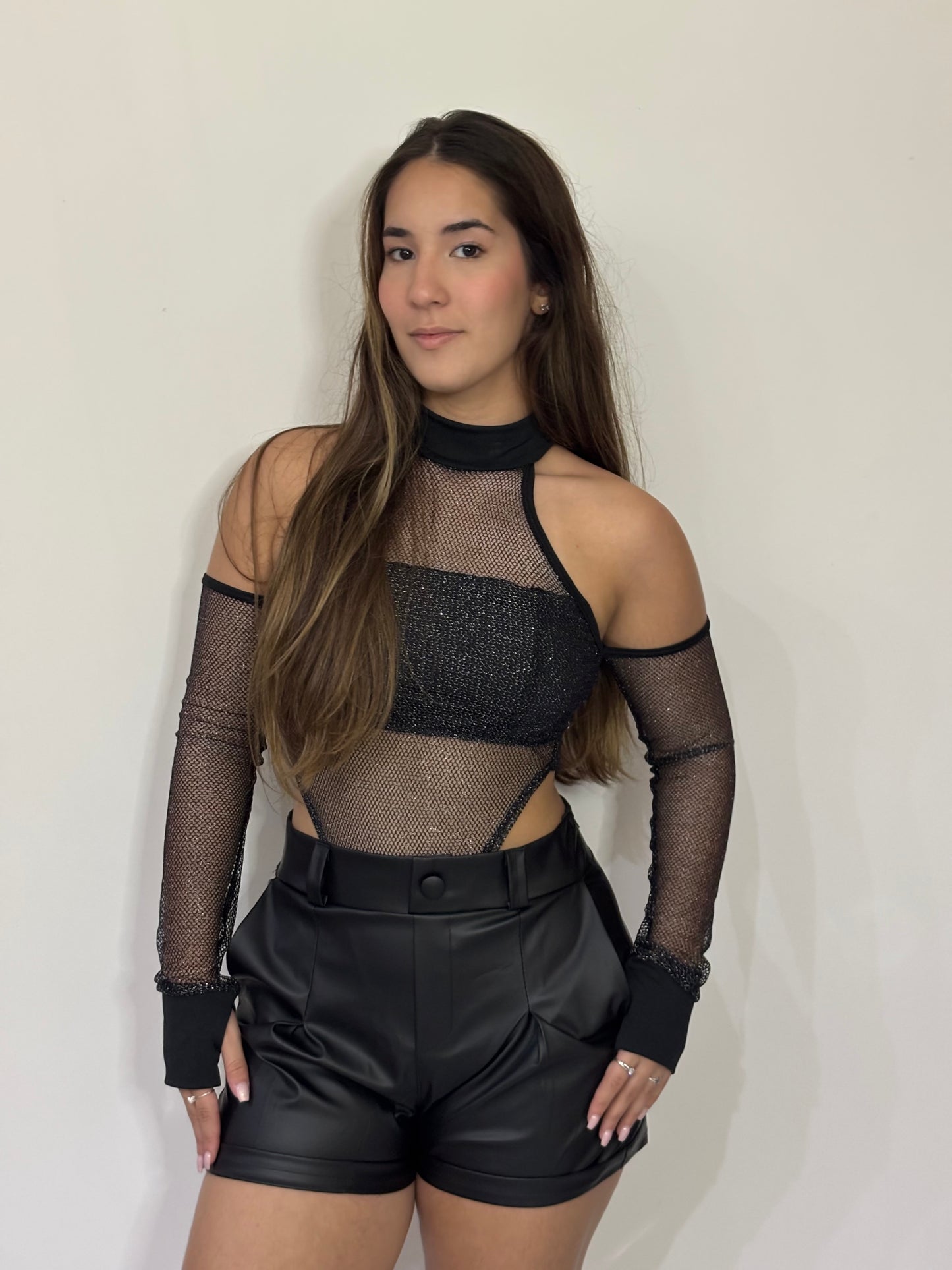 Body com brilho e recortes